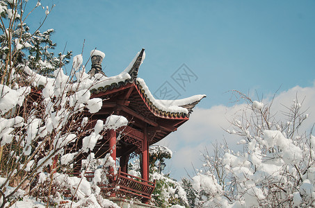 江南雪景屋檐积雪高清图片
