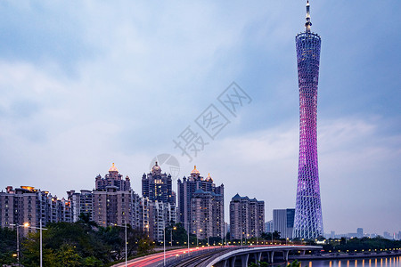 公路街道日落的广州塔背景