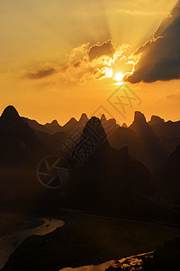 山峰日落剪影背景图片