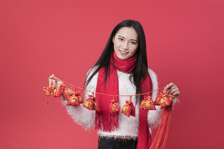 拿着新年装饰的女性新年人像图片