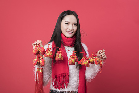 拿着新年装饰的女性新年人像图片