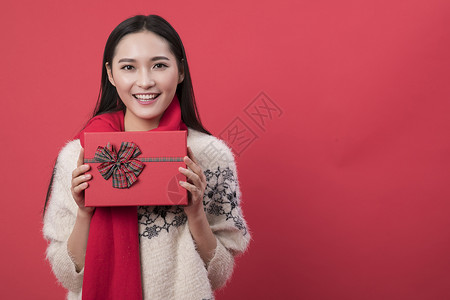 手拿礼物盒子的新年女性背景图片