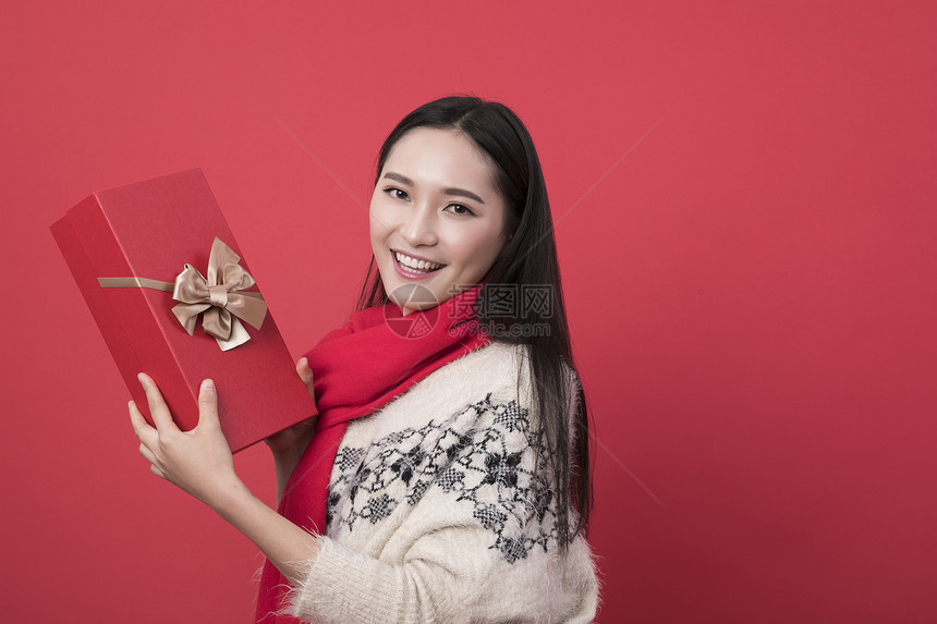 手拿礼物盒子的新年女性图片