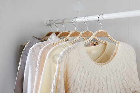 纯棉衣物挂在衣柜里的一排衣服背景