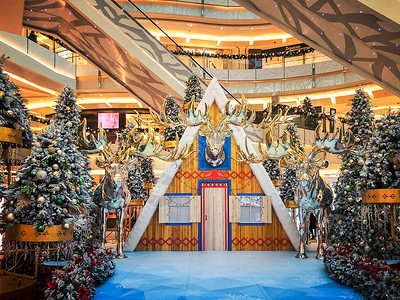 圣诞木屋商场内圣诞节气氛的装饰背景