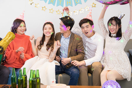 青年生日聚会喝酒狂欢图片