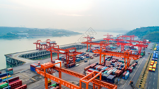 港口运输集装箱运输靠码头高清图片