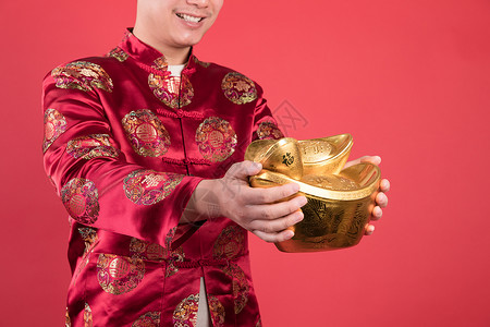 新年男性抱着金元宝背景图片