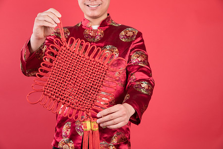 新年男性手拿中国结背景图片
