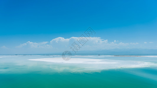 茶卡盐湖蓝色水域高清图片