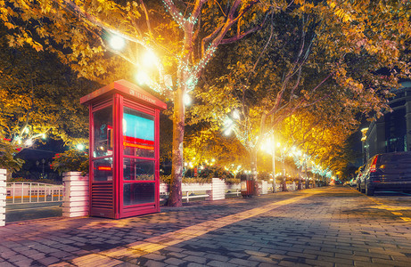 夜晚街道电话亭里高清图片