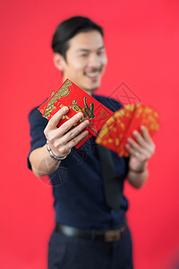 男性手拿红包背景图片