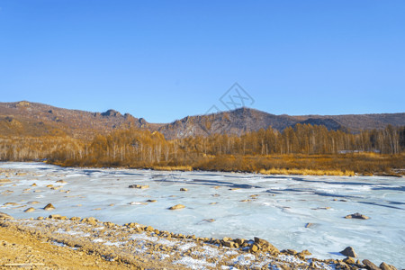冰冻的河流冰冻河岸高清图片