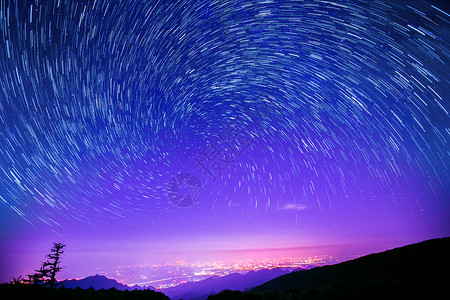 夜山夜空中的星轨设计图片