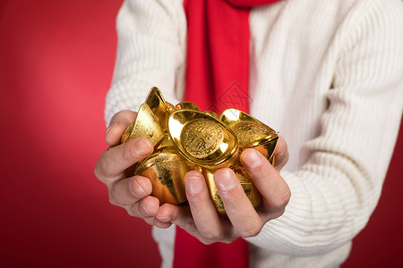 金银元宝新年男士手拿金元宝背景