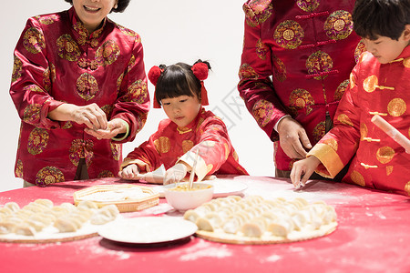 爷爷奶奶教孩子包饺子人物高清图片素材