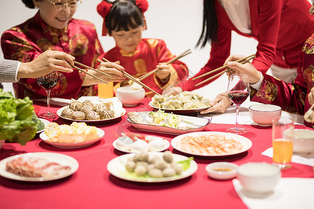 年夜饭团圆饭吃饺子特写中国传统高清图片素材