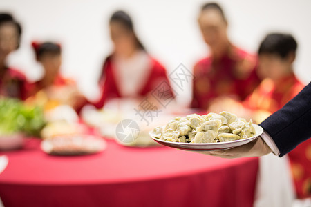 年夜饭团圆饭吃饺子特写大团圆高清图片素材