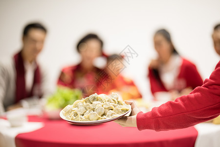 年夜饭团圆饭吃饺子特写天伦之乐高清图片素材