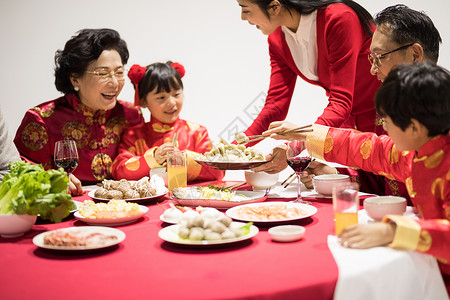 年夜饭团圆饭吃饺子特写传统文化高清图片素材