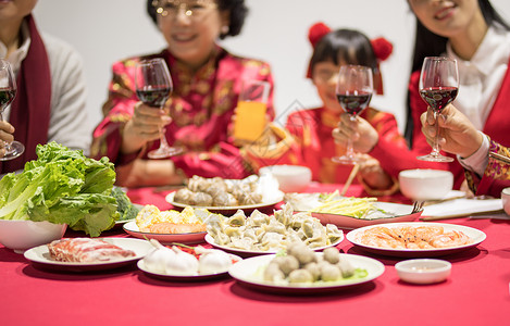 三代同堂全家福年夜饭团圆饭举杯庆祝背景