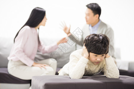 父子争吵父母在孩子面前吵架背景
