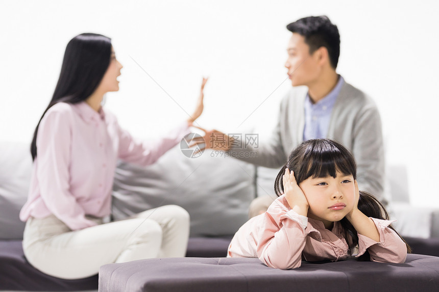 父母在孩子面前吵架图片
