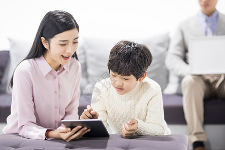 母子学习妈妈陪儿子在客厅学习背景