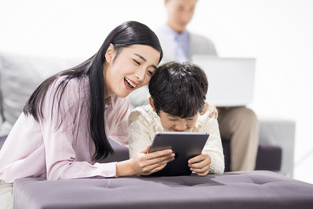 母子学习妈妈陪儿子在客厅学习背景