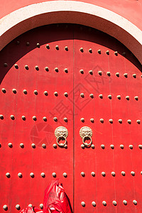 红色的铜锁门背景图片