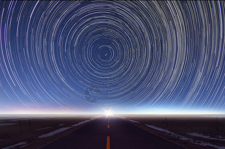 旅行胜地夜空中的星轨设计图片