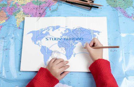 看地图孩子出国留学设计图片
