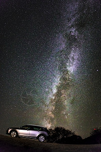 银河与车背景图片