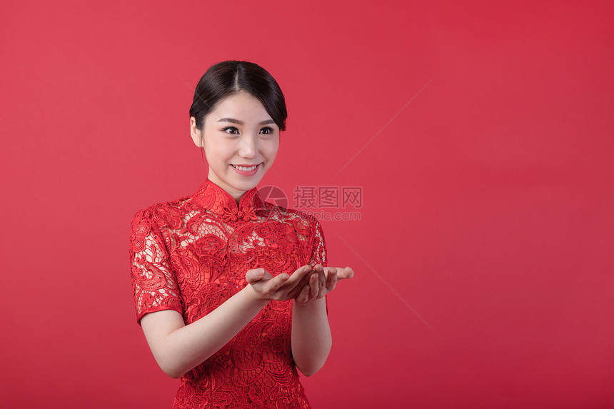 新春旗袍美女手捧动作图片