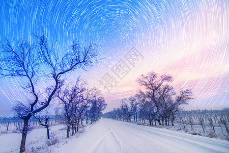 雪景夜晚夜空中的星轨设计图片