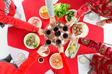 春节2020餐桌上家人干杯庆祝背景