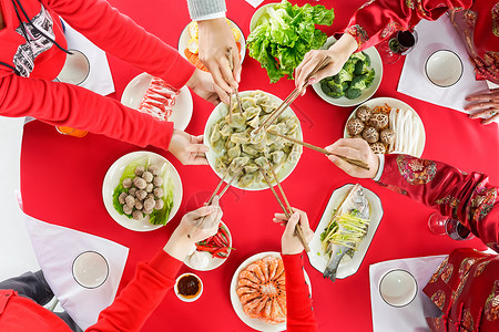 餐桌上家人吃饺子高清图片