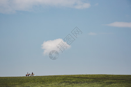 喀拉俊草原上骑马的人背景图片