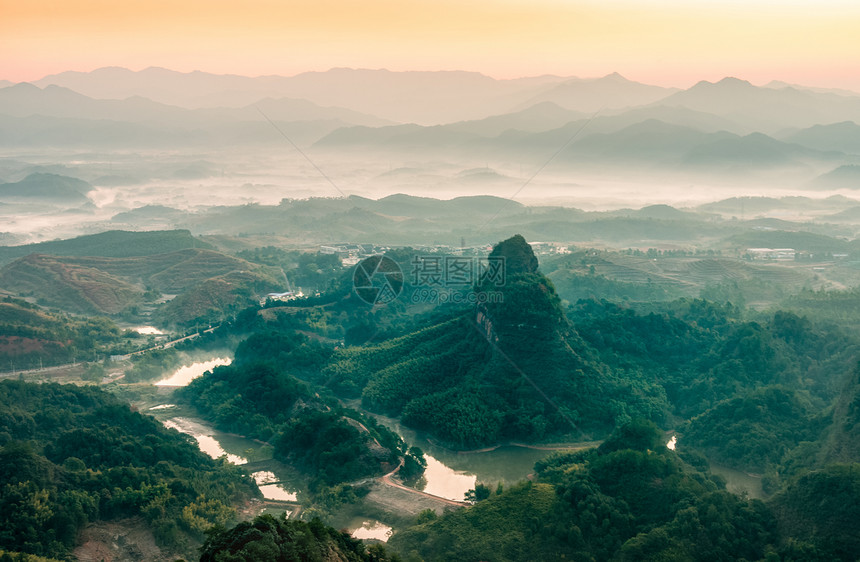 丹霞山山乡晨雾图片