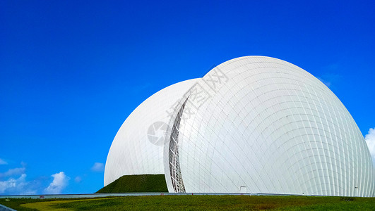 珠海御温泉蓝天下的珠海大剧院城市建筑背景