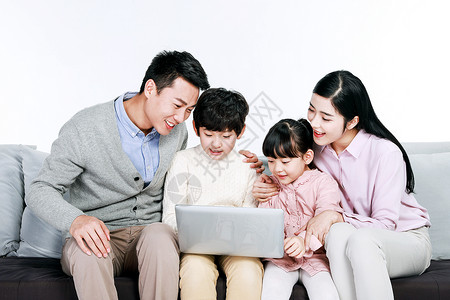 一家人玩电脑一家人坐在沙发上玩电脑背景