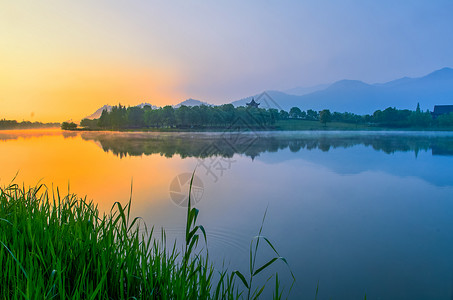 灵岩景区春季日出时分的湖面风光背景