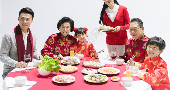 坐着吃饭母女一家人过年吃饭背景