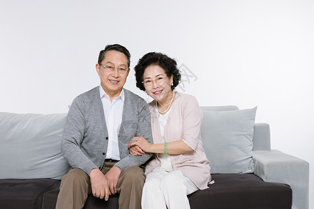 坐在沙发上幸福的老年夫妻背景图片