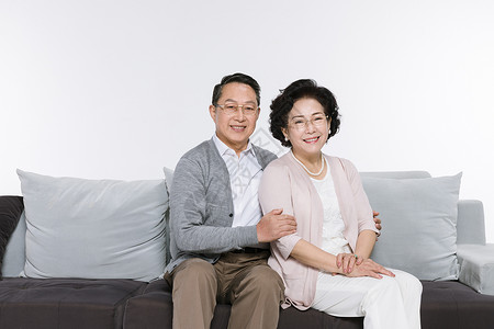 坐在沙发上幸福的老年夫妻图片
