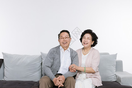 坐在沙发上幸福的老年夫妻背景图片