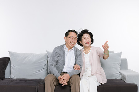 幸福的老年夫妻在看电影图片素材