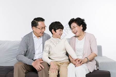 一家人幸福依偎在一起爷爷奶奶和孙子在一起背景