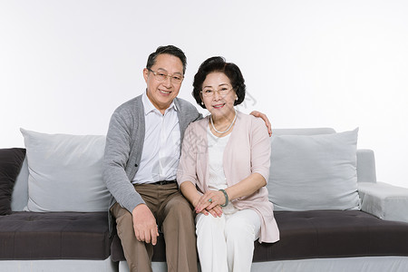 在沙发上幸福的老年夫妻图片