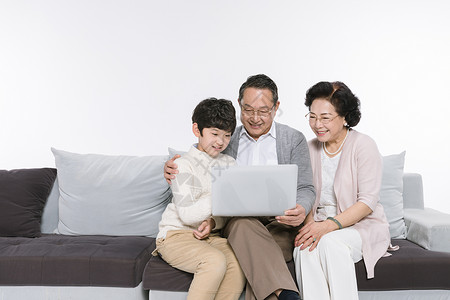 一家人幸福依偎在一起爷爷奶奶和孙子在一起看电影背景